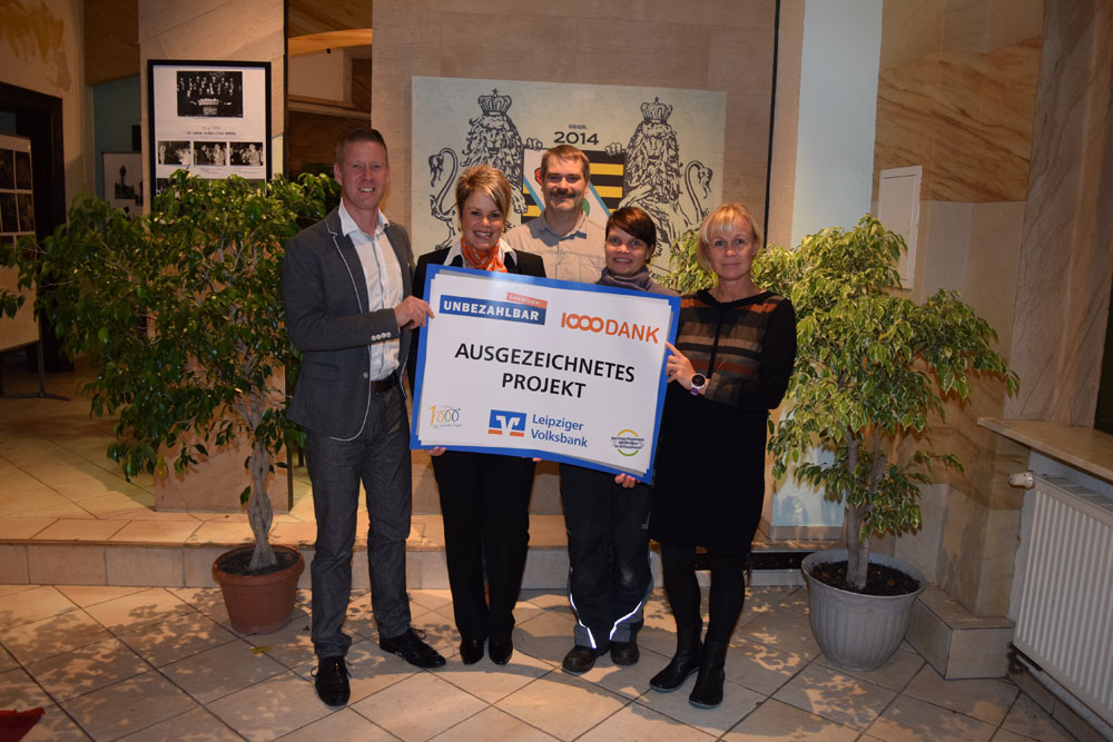 Filialleiterin Katja Janssen-Langhans übergibt die Auszeichnung "1000 Dank der Leipziger Volksbank" an Sven Walter, Annett Röpcke, Susan Blauert und Thomas Heidrich. Foto: Leipziger Volksbank