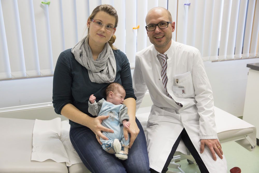 Der kleine Henry wird dank der Operation durch Prof. Martin Lacher, Leiter der Kinderchirurgie am UKL, nun ganz normal aufwachsen können., Foto: Stefan Straube/ UKL
