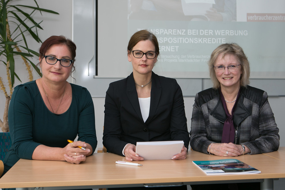 Die Expertinnen der Verbraucherzentrale: Andrea Heyer (Geschäftsführerin der Verbraucherzentrale Sachsen), Dorothea Mohn (Teamleiterin Finanzen beim Verbraucherzentrale Bundesverband) und Dr. Carmen Friedrich (Leiterin der Sonderuntersuchung). Foto: Verbraucherzentrale Sachsen