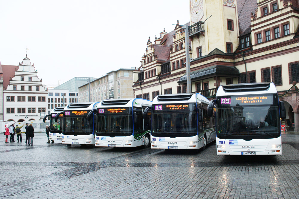 Showtime am 30. Dezember 2011 auf dem Leipziger Markt: Die LVB zeigen ihre neuen Hybridbusse. Foto: Ralf Julke