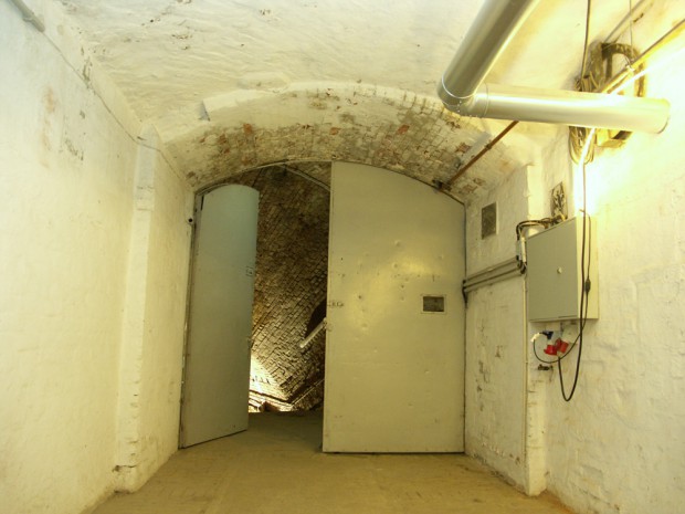 Nach Neonröhren, Stromkasten und Heizungsrohr führt ein eisernes Tor mit der Kennzeichnung K 44 in die Unterwelt. Foto: Karsten Pietsch