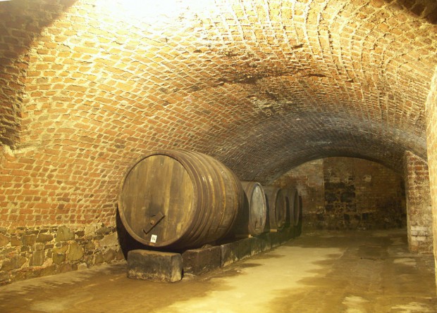 Uraltes Bruchstein-Mauerwerk stützt die gemauerten Ziegel-Gewölbe. Weinfässer offenbaren frühere Nutzungen. Aber die Weinfässer sind inzwischen leer... Foto: Karsten Pietsch