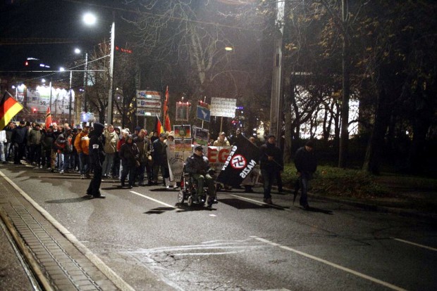 Kurz vor 20 Uhr: Legida macht sich auf den Marsch am 23. November. Foto: L-IZ.de
