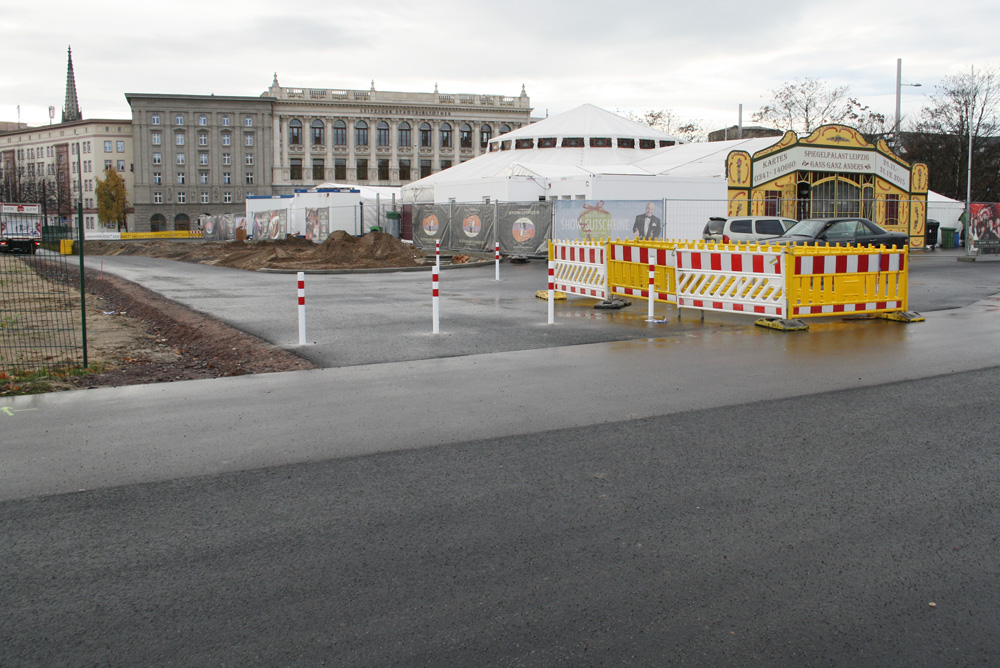 Die provisorisch gesicherte Fläche des Wilhelm-Leuschner-Platzes. Foto: Ralf Julke