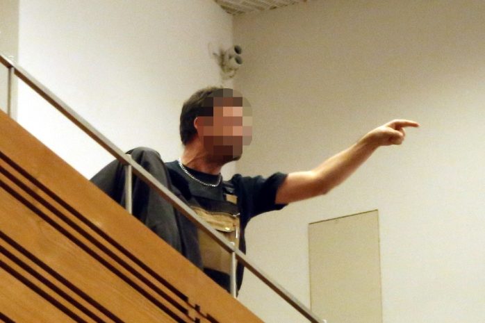 Mann aus Publikum verlangt in Flüchtlingsdebatte von Oberbürgermeister Jung, dass er seine Koffer packen soll. Foto: L-IZ.de