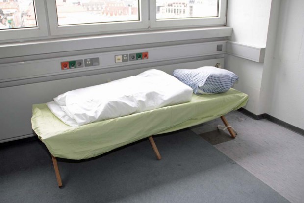 Auf Feldbetten wie diesem werden die Flüchtlinge in der Notunterkunft nächtigen. Foto: Martin Schöler