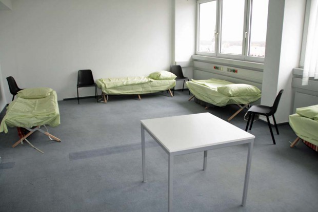 Feldbetten, Stuhl, Tisch: Die Zimmer in der Notunterkunft sind spartanisch eingerichtet. Foto: Martin Schöler