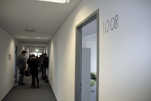 Die Flure wirken so trist wie die eintönige Außenfassade. Für Türschilder fehlte das Geld. Foto: Martin Schöler