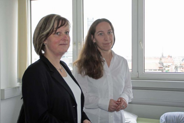 Sozialamtschefin Martina Kador-Probst und DRK-Geschäftsleiterin Annett Heise verantworten den Betrieb der Notunterkunft. Foto: Martin Schöler