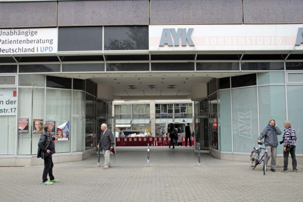 Der Fußgänger-Durchgang bleibt für die Allgemeinheit nutzbar. Foto: Martin Schöler