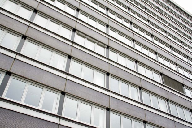 Tristes Ambiente: Die Notunterkunft im Brühlpelz-Hochhaus. Foto: Martin Schöler