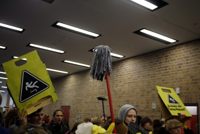 Mit dem Wischmob durch die Universität. Foto: Alexander Böhm