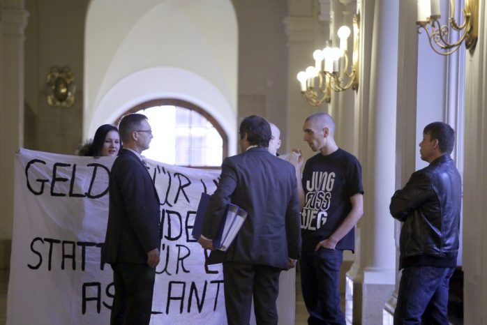 NPD-Aktion "UnserLand" vor den Ratssaaltüren und die Aufforderung seitens der Stadt, das Gebäude zu verlassen. Foto: L-IZ.de