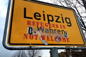 Ortsschild in Leipzig-Wahren mit rassistischer Botschaft. Foto: L-IZ.de