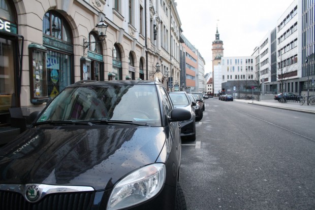 Parkende Autos vorm Städtischen Kaufhaus: Hier soll eigentlich mal eine Ladezone hin. Foto: Ralf Julke