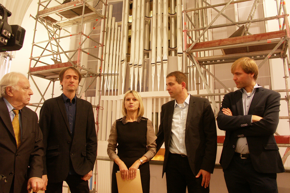 Seit der Planung der Orgeln vereint: (von links) Prof. Winfried Schrammek, früher Direktor des Musikinstrumentenmuseums; David Timm, Universitätsorganist; Angela Snicinski-Grimm, Universität Leipzig, Dezernat Haushalt; Universiätsmusikdirektor, Ralf Jehmlich, Jehmlich Orgelbau Dresden GmbH, Universitätsorganist Daniel Beilschmidt. Foto: Karsten Pietsch