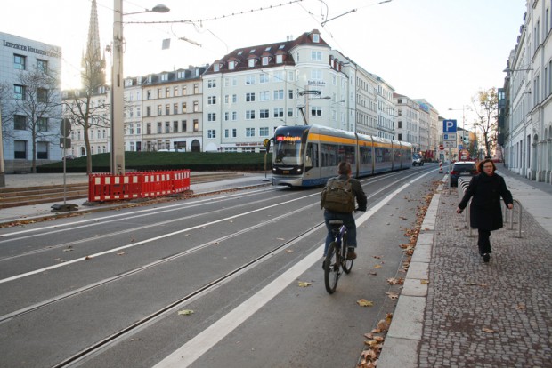 Sonerhaltestelle im Peterssteinweg und schon gern genutzte Radstreifen und Fußwege. Foto: Ralf Julke