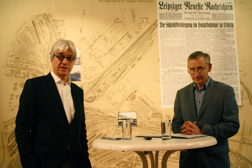 Dr. Volker Rodekamp und Christoph Kaufmann vor der großen Plankarte zum Bahnhofsgelände. Foto: Ralf Julke