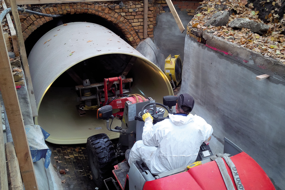 Einzug des neuen GFK-Rohres für den 2. Nördlichen Hauptsammler in den Altkanal. Foto: LVV