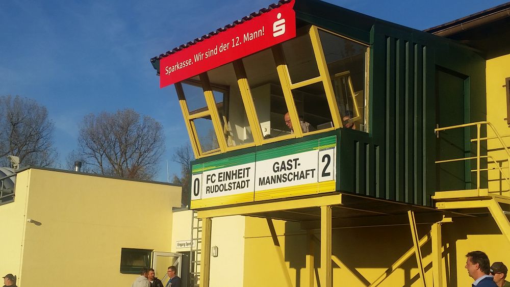 Der Mann für die Anzeigetafel konnte schon nach 32 Minuten die Füße hochlegen. Foto: Marko Hofmann