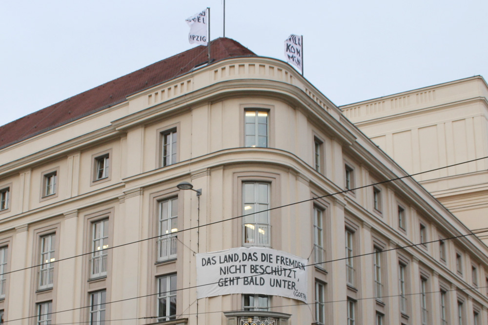 Goethe-Zitat am Schauspielhaus. Foto: Ralf Julke