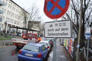 17. November an der Bernhard-Göring-Straße: Die zeitweilige Beschilderung wird wieder abgebaut. Foto: Ralf Julke