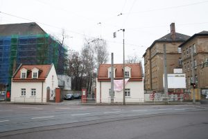 Die beiden alten Schulgebäude, die durch eine Brücke verbunden werden sollen. Archivfoto: Ralf Julke