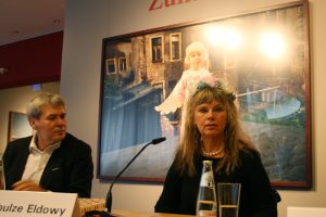 Gundula Schulze Eldowy mit Dr. Jürgen Reiche bei der Pressekonferenz zur Ausstellungseröffnung. Foto: Ralf Julke