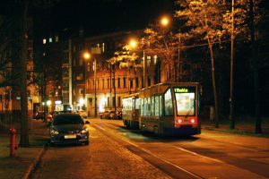 Straßenbahn der Linie 1 unterwegs in der Kieler Straße. Foto: Ralf Julke