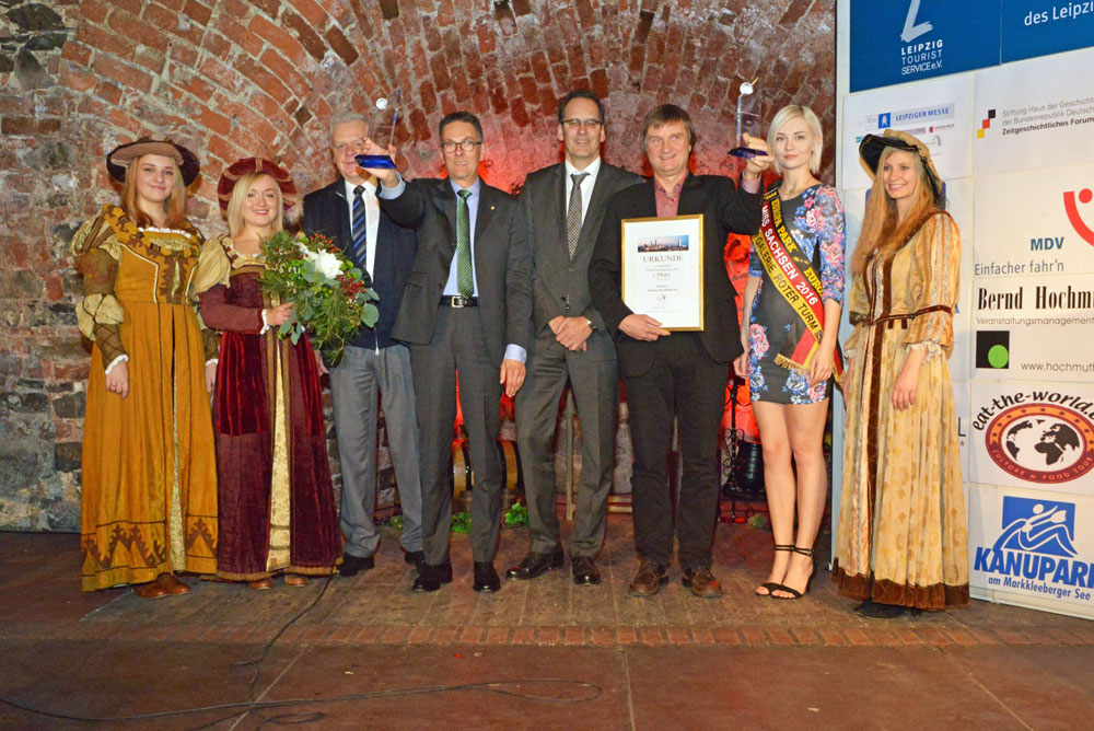 Volker Bremer (Geschäftsführer der LTM GmbH, 4. v.r.) übergibt den "Leipziger Tourismuspreis 2015" an Rüdiger Pusch (3. v.r.) für das Projekt VINETA auf dem Störmthaler See. Oliver Zille, Direktor der Leipziger Buchmesse (4.v.l.), erhielt den "Leipziger Tourismuspreis 2015" in der Rubrik "Persönlichkeiten". Weiterhin im Bild: Miss Sachsen 2015/16 (Farina Behm, 2.v.r.), Dr. Helge-Heinz Heinker (Moderator der Preisverleihung, 3.v.l.) sowie Repräsentantinnen der LTM GmbH in Kleidung der Reformationszeit. Foto: Bernd Görne