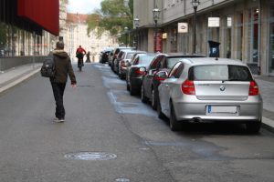 Neu eingerichtete Kurzzeit-Parkplätze verengen die Universitätsstraße zur Einspurigkeit. Foto: Ralf Julke
