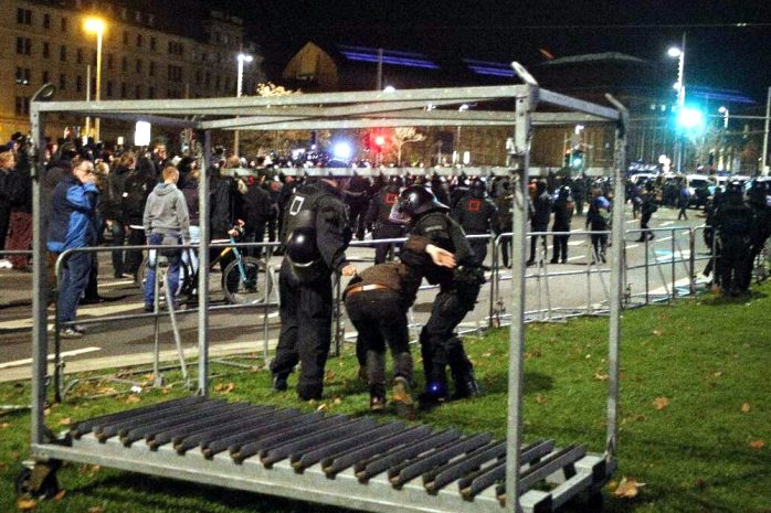 Verhaftung eines NoLegida-Teilnehmers in der Nähe des Hauptbahnhofes. Foto: L-IZ.de