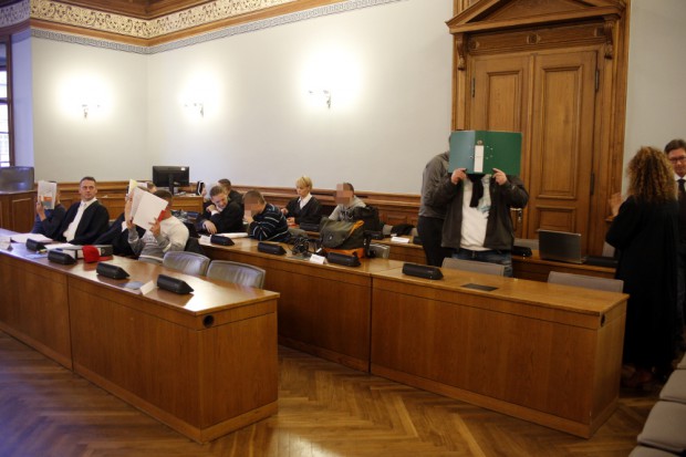 Vollbesetzte Anklagebank. Foto: Alexander Böhm