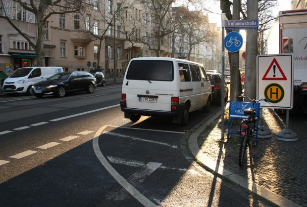 Seit ein paar Tagen warnt schon ein Schild an der Trufanowstraße, dass hier eine neue LVB-Haltestelle entsteht. Foto: Ralf Julke