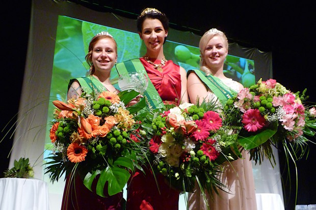 Die Weinhoheiten 2015/2016 sind gewählt: Anna Bräunig (24, links), Daniela Undeutsch (25, Mitte) und Ivonne Feistel (28, rechts). Bildquelle: MEDIENKONTOR / Franziska Märtig.