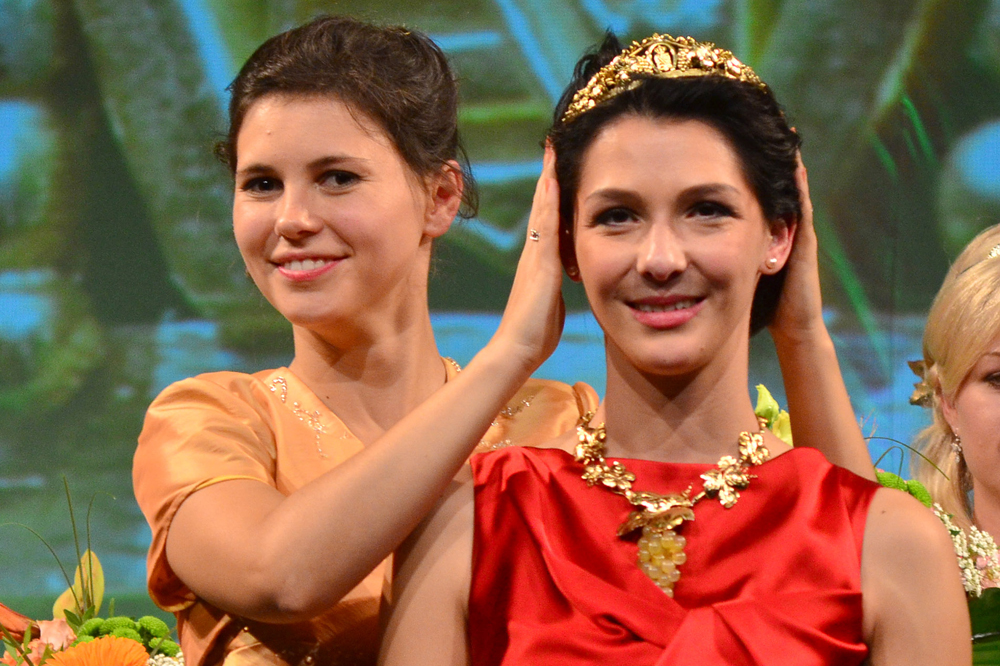 Weinkönigin Michaela Tutschke krönt ihre Nachfolgerin: Weinkönigin Daniela Undeutsch. Foto: Eckhardt Kahle