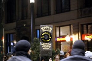 Gegenprotest bei Legida: Wir haben uns eine Platte gemacht - lieber solidarisch als solide arisch. Foto: L-IZ.de