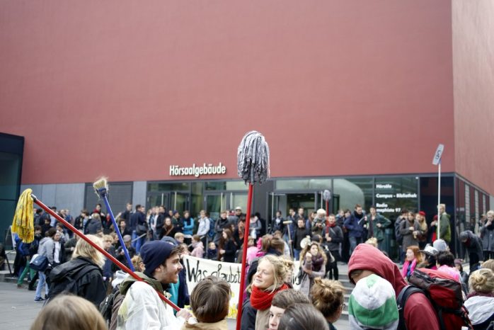 Zwischen 50 und 100 Personen unterstützten die Aktion. Foto: Alexander Böhm