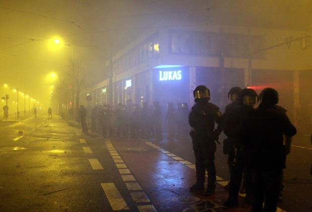 Eher zurückhaltende Polizeipräsenz Silvester 2014/15 am Connewitzer Kreuz. Foto: Alexander Böhm