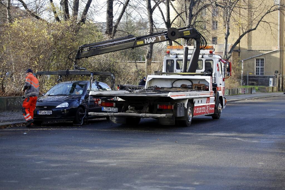 Das Ordnungsamt lässt ein falsch geparktes Auto abschleppen. Foto: LZ