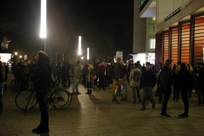 17:40 Uhr: Ca. 100 Personen haben sich an der Moritzbastei versammelt. Foto: L-IZ.de