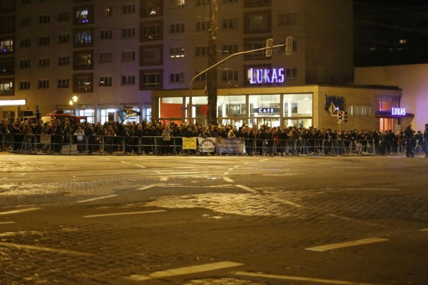 19:30 Uhr: Die Gegendemo steht brav hinterm Zaun. Foto: L-IZ.de