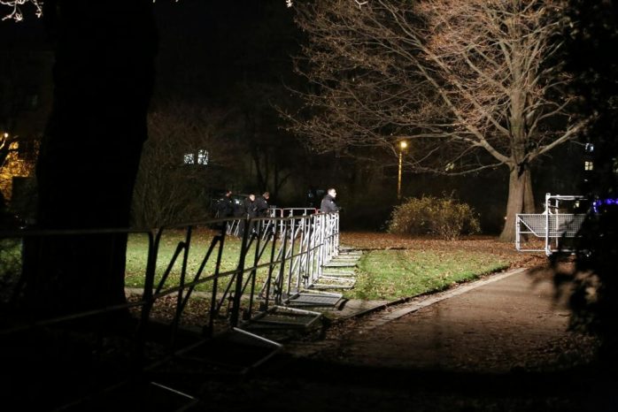 19:50 Uhr: Heute eher entspannte Atmosphäre bei einigen Einsatzbeamten. Foto: L-IZ.de