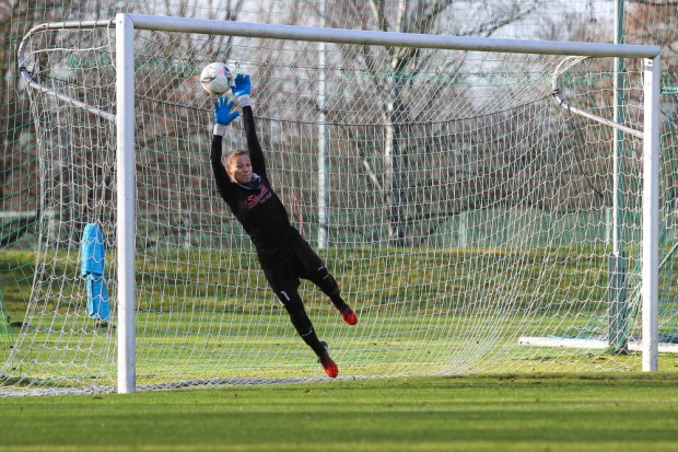 Lysann Schneider (#2, FFV) setzte einen Freistoß direkt in den Winkel zum zwischenzeitlichen 1:1-Ausgleich. Torhüterin Dominika Wylezek (#1, Cloppenburg) streckt sich vergeblich. Foto: Jan Kaefer