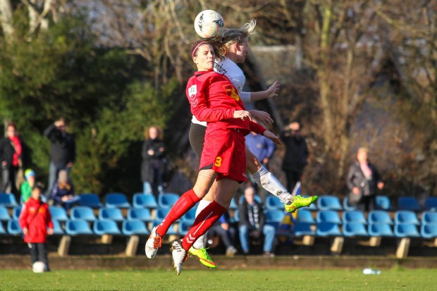 Kopfballduell zwischen FFV-Kapitänin Lisa Pfretzschner (#3) und Agnieszka Winczo (#11, Cloppenburg). Foto: Jan Kaefer