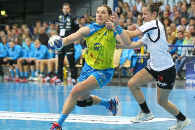 Karolina Kudlacz-Gloc (li.) lässt sich durch Jennifer Winter nicht stoppen. Foto: Jan Kaefer