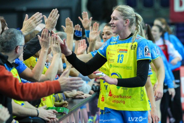 Luisa Schulze erzielte 7 Tore und klatscht nach dem Spiel mit den Fans ab. Foto: Jan Kaefer