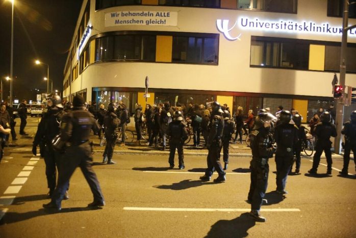 20:35 Uhr: Die Polizei schirmt Gegendemonstranten vorm Gitter ab. Foto: L-IZ.de