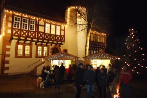 Weihnachtlicher Schmuck und Glanz beim Weihnachtsmarkt auf dem alten Amtshof in Steinau an der Straße. Foto: Karsten Pietsch