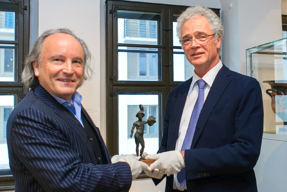 Dr. Hans-Werner Schmidt vom Museum der bildenden Künste (links) übergibt den "Leipziger Perseus" an Prof. Dr. Hans-Ulrich Cain vom Antikenmuseum der Universität Leipzig. Foto: Swen Reichhold